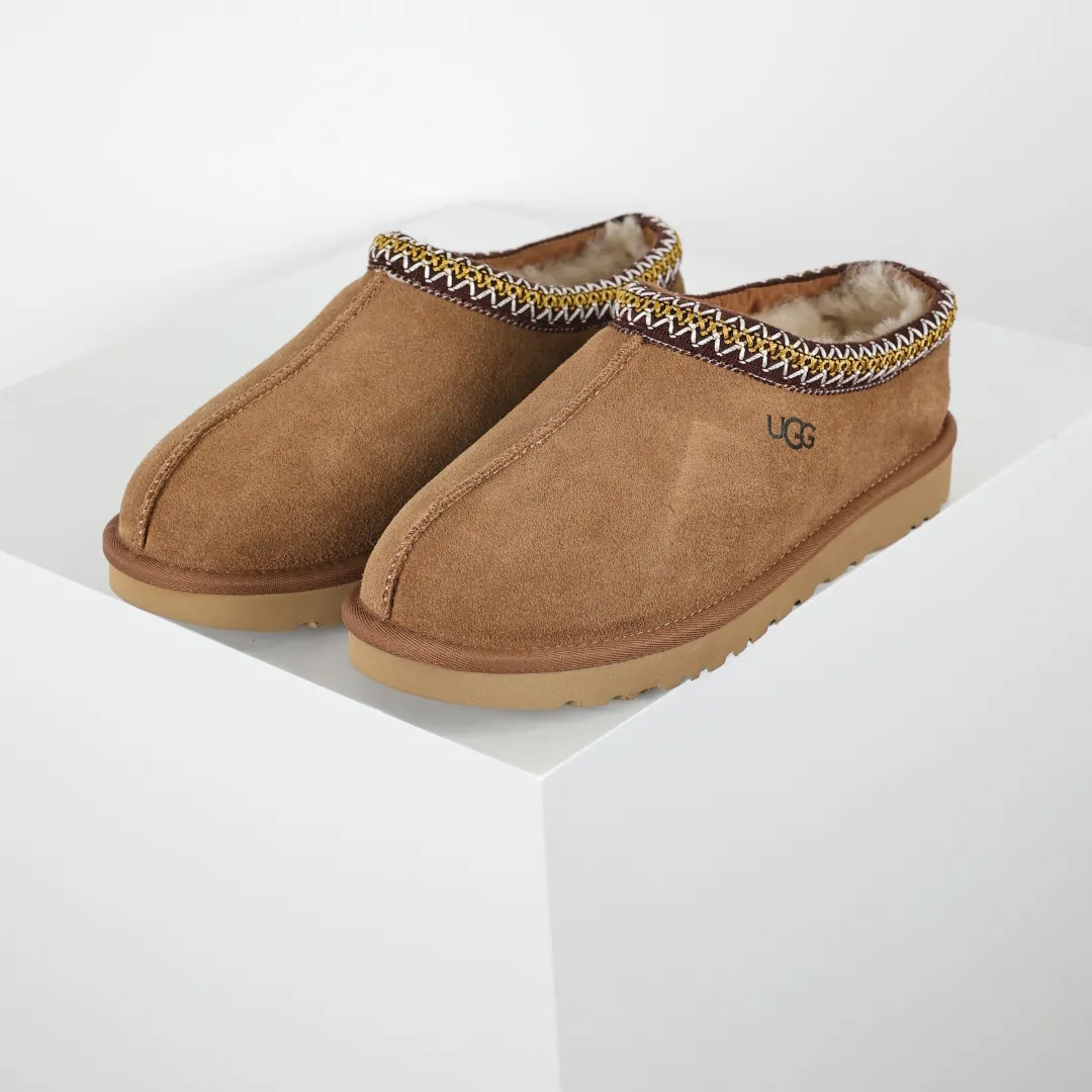 Copy price 💰540 Core recommendation Good price 5cm thick sole, independently developed original outsole, cashmere insole, keeping warm in winter, suitable for home use. In the new year, uug launched a style series, which is partially geared towards the preferences of young consumers. It has also moved to the forefront of fashion trends. Shoe body material, water-repellent coated suede upper, 17 mm UGGPURE™ implanted wool insole, lightweight non-slip and comfortable rubber outsole, with brand LOGO and trademark, with full package Size: 35 36 37 38 39 40 41 42 43 44 45
